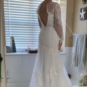 Unused wedding dress, size 6, True to size.